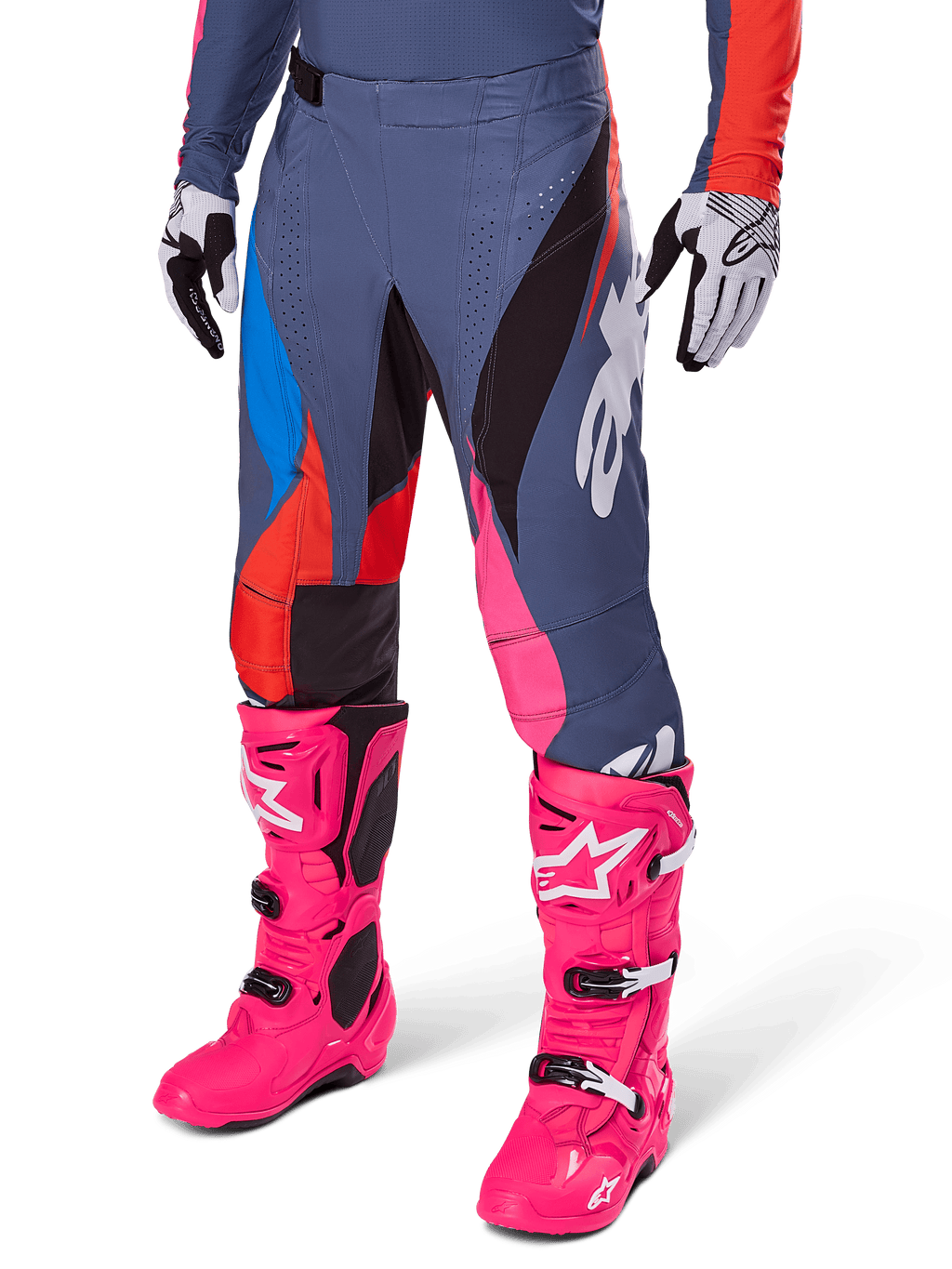 Alpinestars 2025 Techstar Dreem bukser, motocross-bukser, mørkegrå med blå, røde og pink paneler, hvid grafik, båret med skarpt pink støvler og sort-hvide handsker, markant design med høj synlighed