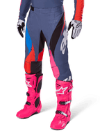 Alpinestars 2025 Techstar Dreem bukser, motocross-bukser, mørkegrå med blå, røde og pink paneler, hvid grafik, båret med skarpt pink støvler og sort-hvide handsker, markant design med høj synlighed