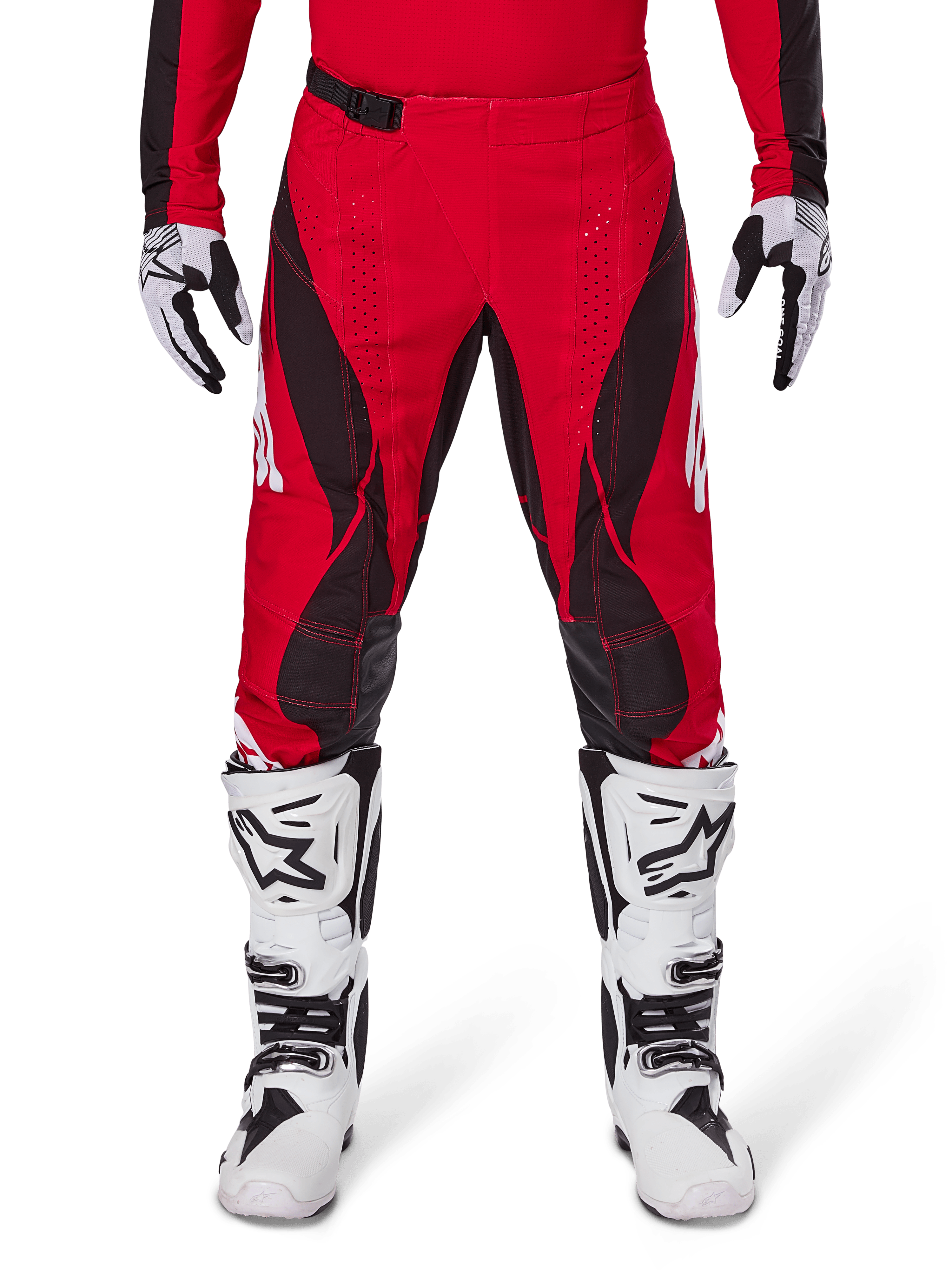 Alpinestars 2025 Techstar Dreem bukser, motocross crossbukser, klar rød og sort med vinklede mønstre og laserskårne ventilationshuller, vist med hvide motocrossstøvler og matchende handsker til off-road kørsel