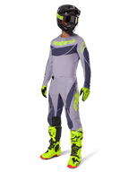 Alpinestars 2025 Techstar Dreem bukser, motocrossbukser, grå og mørkegrå med neongrønne detaljer, båret med matchende trøje, skarpe neongrønne støvler og sort hjelm, komplet professionelt motocross-udstyrssæt