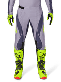 Alpinestars 2025 Techstar Dreem bukser, motocross-bukser, lysegrå og mørkegrå med neongule detaljer, vist sammen med neongule støvler og handsker, laserskåret ventilation, sorte spænder, røde støvlesåler, professionelt motocross-udstyr