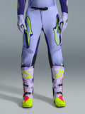 Alpinestars 2026 Supertech Scenz bukser, motocross-bukser, lilla og neon-gul, med store neon-gule logoer på lårene, vist med matchende lilla og gule motocross-støvler og -handsker, atletisk ydeevne-design til terrænkørsel
