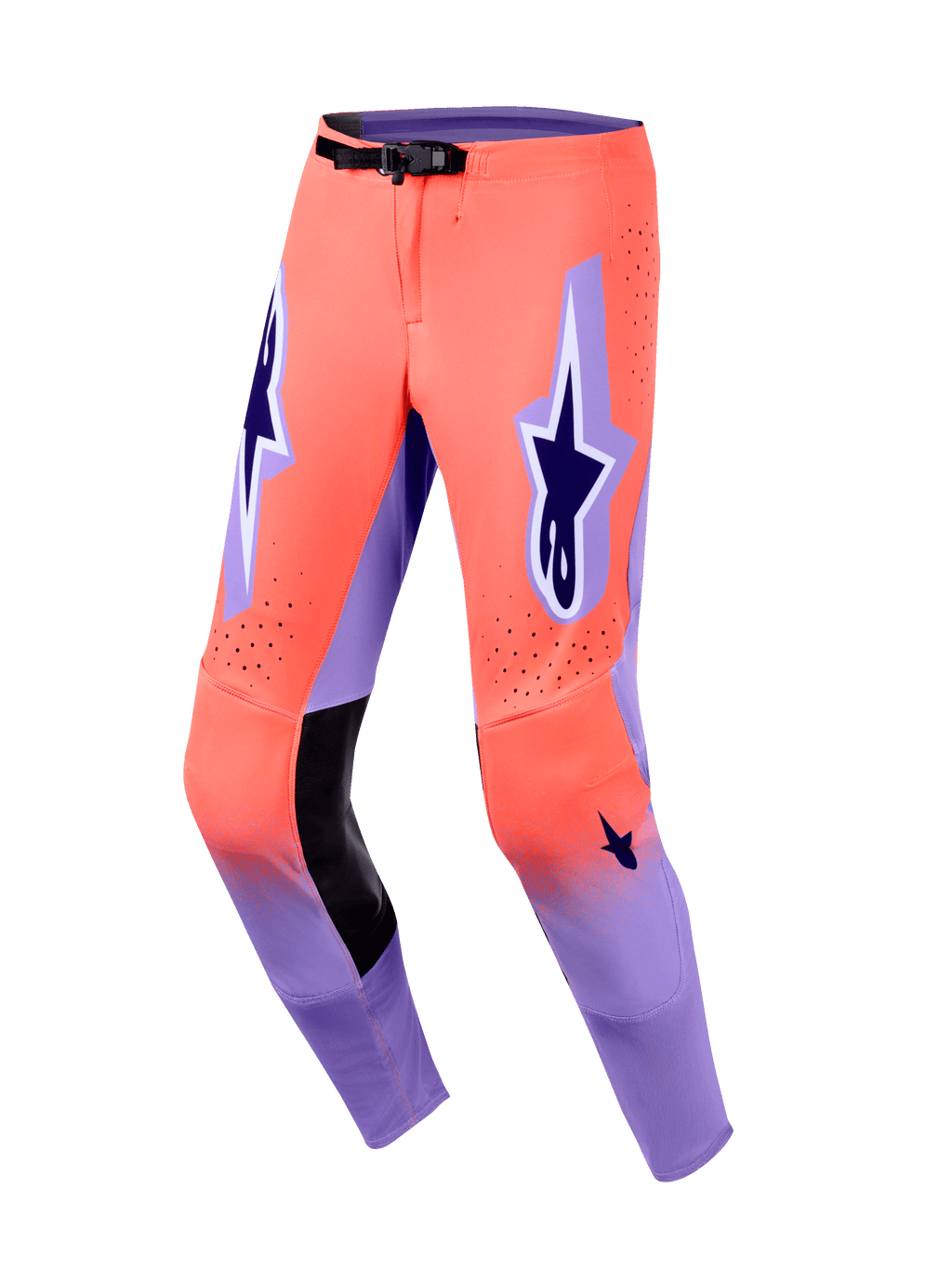 Alpinestars 2026 Supertech Scenz bukser, motocross-bukser, Hot Coral og lilla, med indvendige knæpaneler i sort læder, markante mørkelilla A-star logoer på lårene, laserudskårne perforeringer og et sort magnetisk taljespænde.
