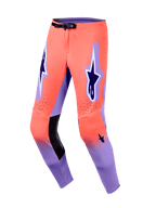 Alpinestars 2026 Supertech Scenz bukser, motocross-bukser, Hot Coral og lilla, med indvendige knæpaneler i sort læder, markante mørkelilla A-star logoer på lårene, laserudskårne perforeringer og et sort magnetisk taljespænde.