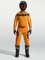 Alpinestars 2027 Racer Amber Gear Sæt og bukser, orange og mørkeblå motocrosssæt med trøje og støvler.