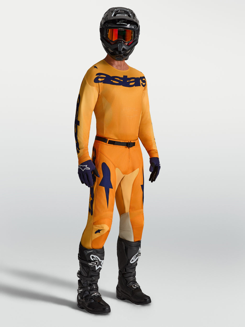 Alpinestars Racer Amber bukser og trøje, herre-motocrossudstyr i orange og blå, med sorte støvler og hjelm
