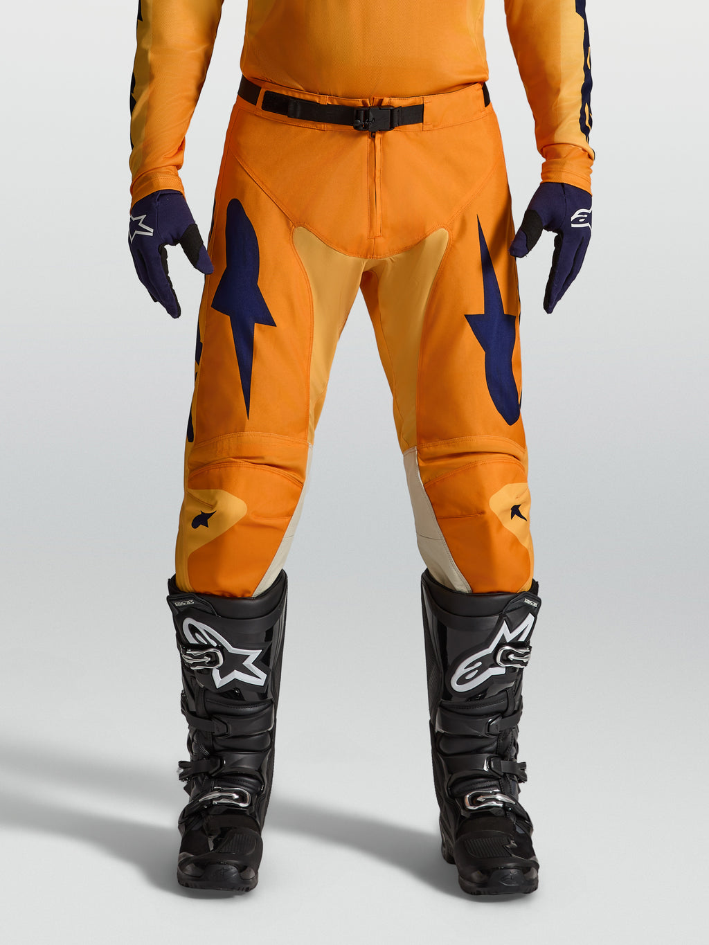Alpinestars Racer Amber bukser, motocrossbukser i orange og mørkeblå, slidstærkt 600D polyfabric og race fit.