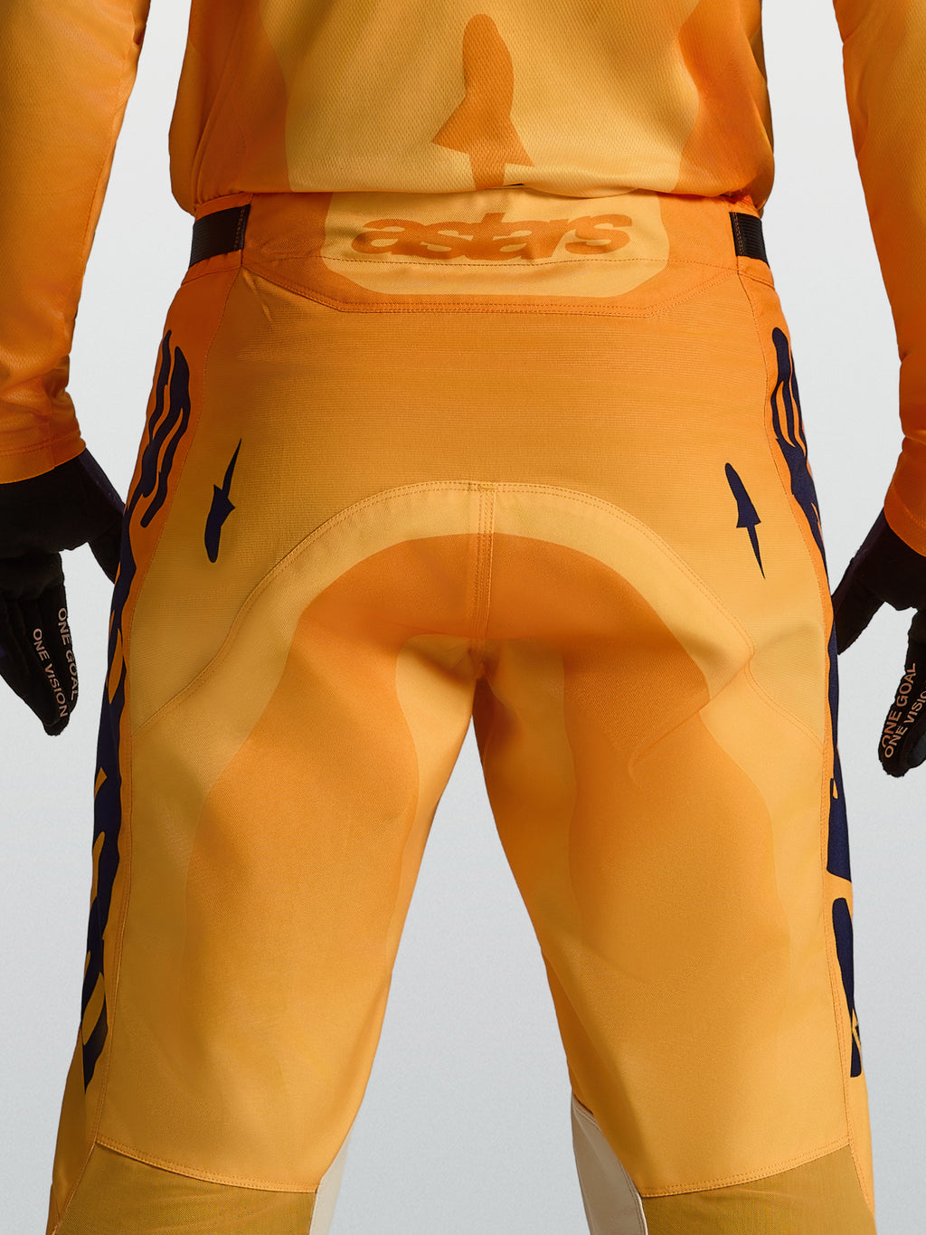 Alpinestars Racer Amber bukser, herremotocrossbukser, orange og mørkeblå, bagfra med forstærket sæde og Astars-logo.