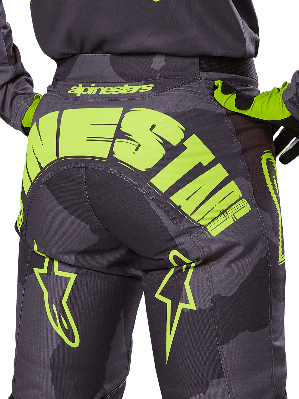 Alpinestars 2025 Racer Hollow-bukser, motocross-bukser, mørk camo og neon-gul, med et stort gult Alpinestars-logo hen over bagdelen, taktisk camouflagemønster med klare gule detaljer og slidstærk konstruktion til off-road racing.