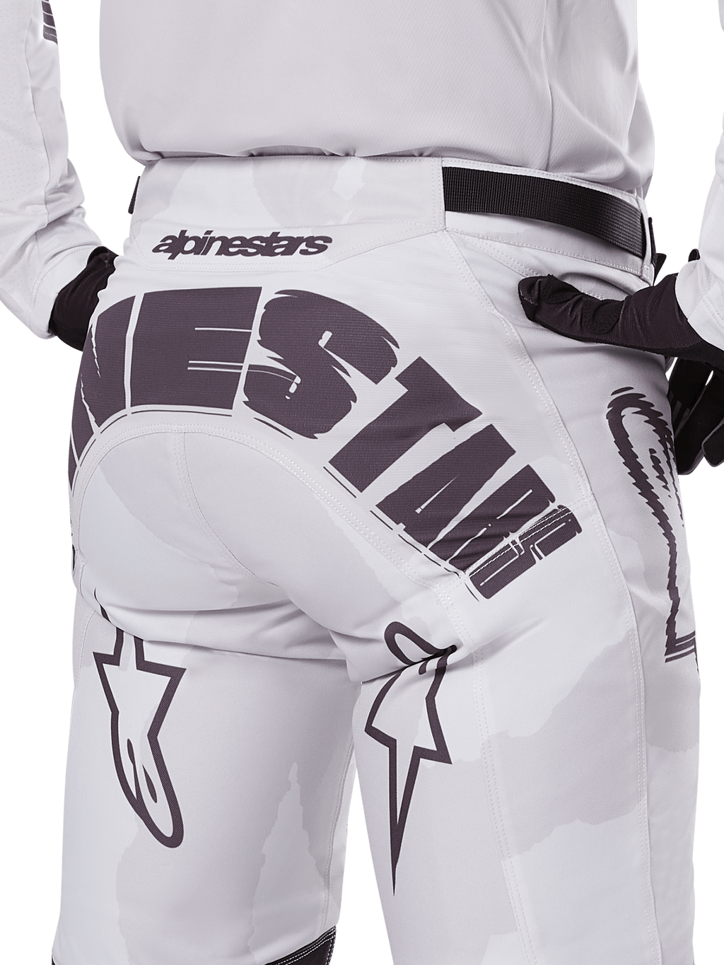 Alpinestars 2025 Racer Hollow bukser set bagfra, motocross-bukser, hvid og lys camouflage, med tydeligt sort Alpinestars-branding på sædet, båret med matchende jersey og sorte handsker