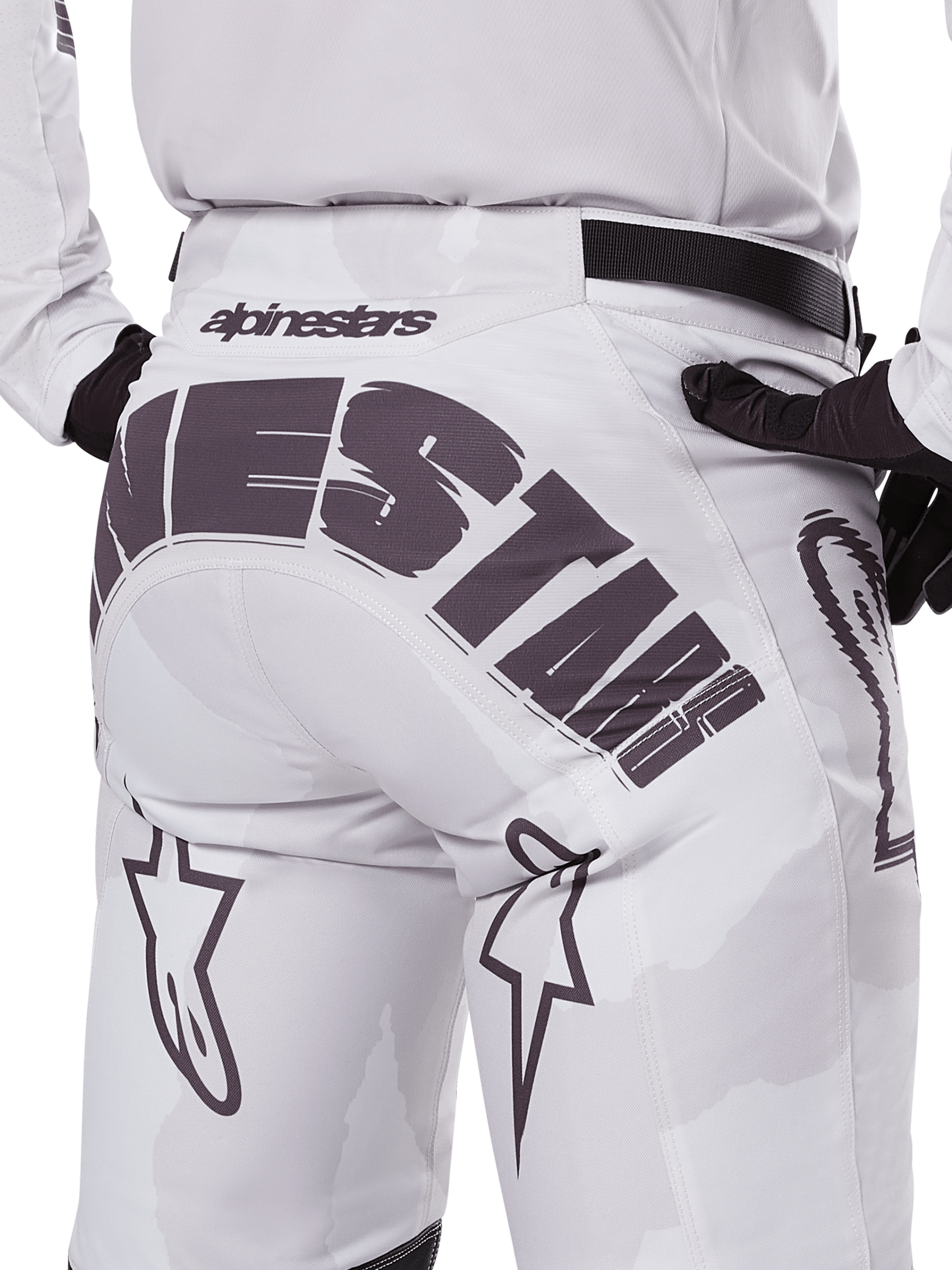 Alpinestars 2025 Racer Hollow bukser set bagfra, motocross-bukser, hvid og lys camouflage, med tydeligt sort Alpinestars-branding på sædet, båret med matchende jersey og sorte handsker