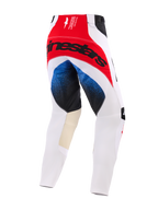 Alpinestars 2026 Techstar Knif bukser, motocross-bukser, hvid, rød og blå, set bagfra med et stort sort Alpinestars-logo på et rødt sædepanel, blå gradientdetaljer på lårene, sandfarvede læderpaneler på indersiden af knæene, atletisk racerpasform