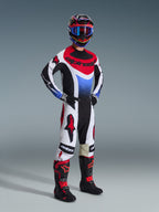 Alpinestars 2026 Techstar Knif-bukser, motocross-bukser, sort, hvid og rød, båret af en kører i fuldt racerudstyr med matchende trøje og støvler, med markante røde Alpinestars-logoer på hvide paneler og en præstationsorienteret atletisk pasform.