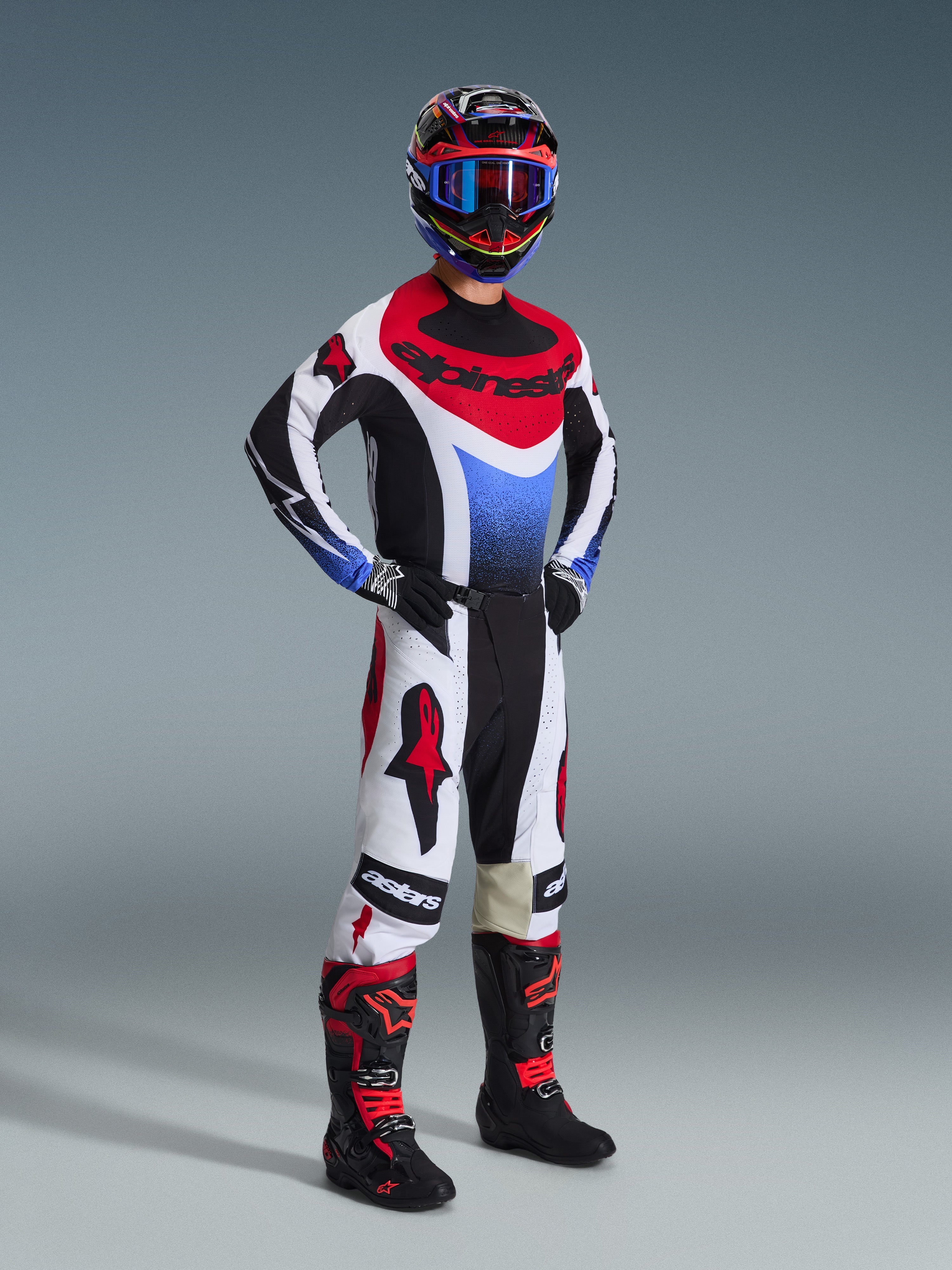 Alpinestars 2026 Techstar Knif-bukser, motocross-bukser, sort, hvid og rød, båret af en kører i fuldt racerudstyr med matchende trøje og støvler, med markante røde Alpinestars-logoer på hvide paneler og en præstationsorienteret atletisk pasform.