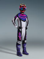 Alpinestars 2026 Techstar Knif Gear Set, motocross-udstyr, sort, lys grå og lilla, hvid trøje med blå og lyserøde detaljer, matchende bukser med lilla stjernelogoer, farverig lyserød og gul hjelm, lilla motocross-støvler og sorte handsker, professionelt udstyr til terrænkørsel