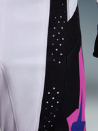 Alpinestars 2026 Techstar Knif bukser, motocrossbukser, sort, lysegrå og lilla, nærbillede af detalje med laserskårne perforationer på det sorte sidepanel for ventilation, holdbar ripstop-stofkonstruktion