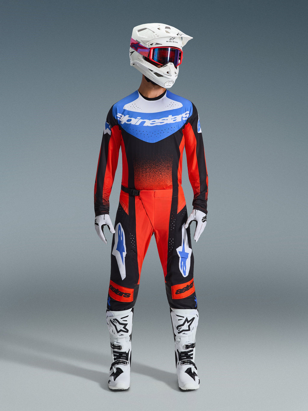 Alpinestars 2026 Techstar Knif Gear Set, motocross-udstyr, rød og sort med blå detaljer, komplet MX-outfit inklusiv trøje, bukser, hvid hjelm med lyserøde og blå detaljer, hvide handsker og hvide støvler, professionelt off-road racerudstyr