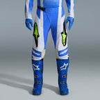 Alpinestars 2026 Techstar Knif udstyrssæt, blå og hvide motocrossbukser med fluorescerende gule logoer, matchende blå støvler og handsker, professionelt atletisk raceroutfit til terrænkørsel