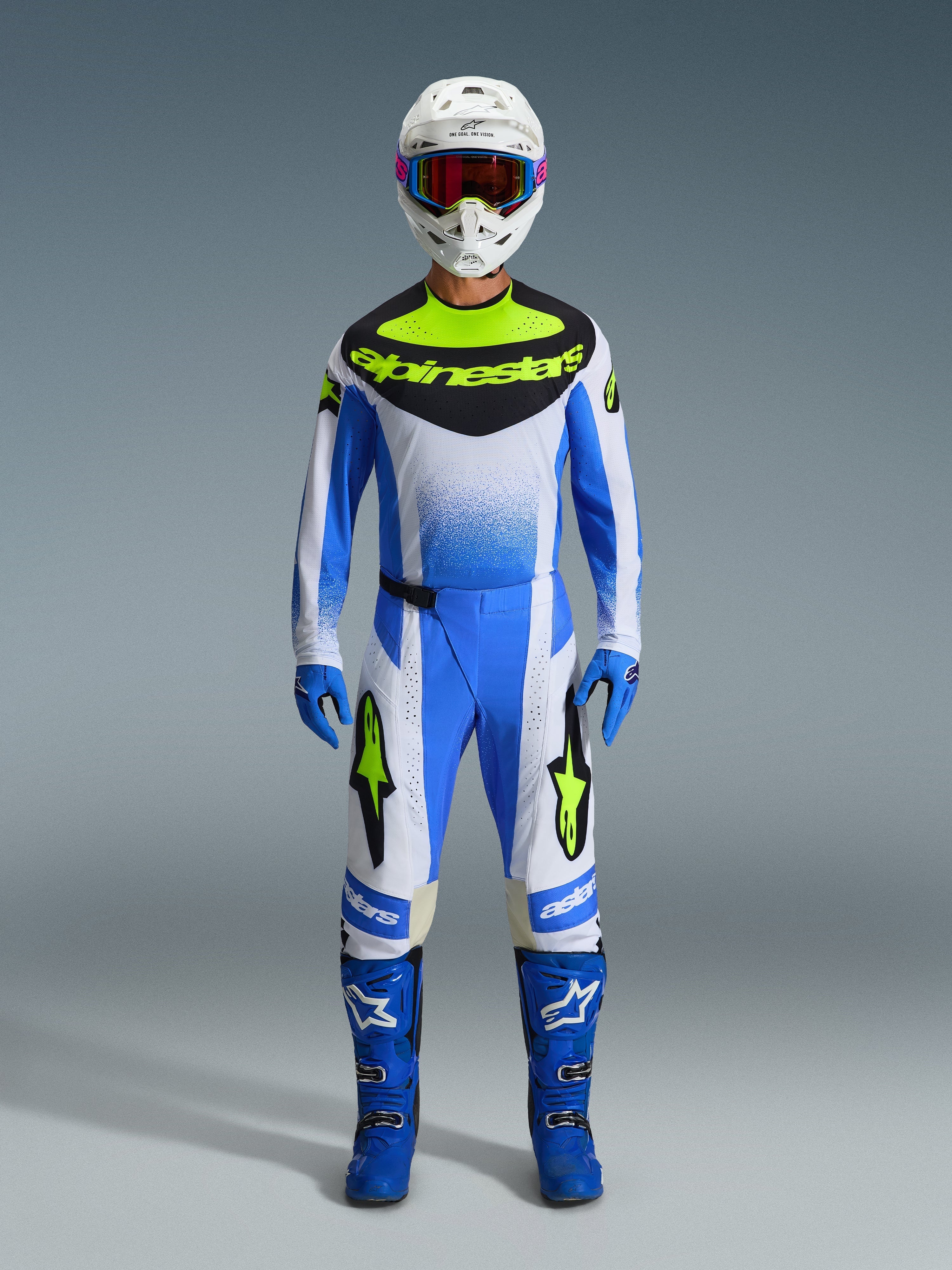 Alpinestars 2026 Techstar Knif-udstyrssæt, motocross-racerudstyr i blå, hvid og gul fluo, fuldkropsbillede af rytter iført matchende trøje og bukser med hvid hjelm, blå goggles og blå racerstøvler, koordineret off-road konkurrencesæt
