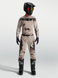 Alpinestars Racer Lone herre-udstyrssæt, tan ørkencamo motocrosstrøje og bukser på model, sort hjelm og motorcykelstøvler.