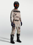 Alpinestars Racer Lone Gear Set, sandfarvet og brun camouflage trøje og bukser med sorte motorcykelstøvler til motocross