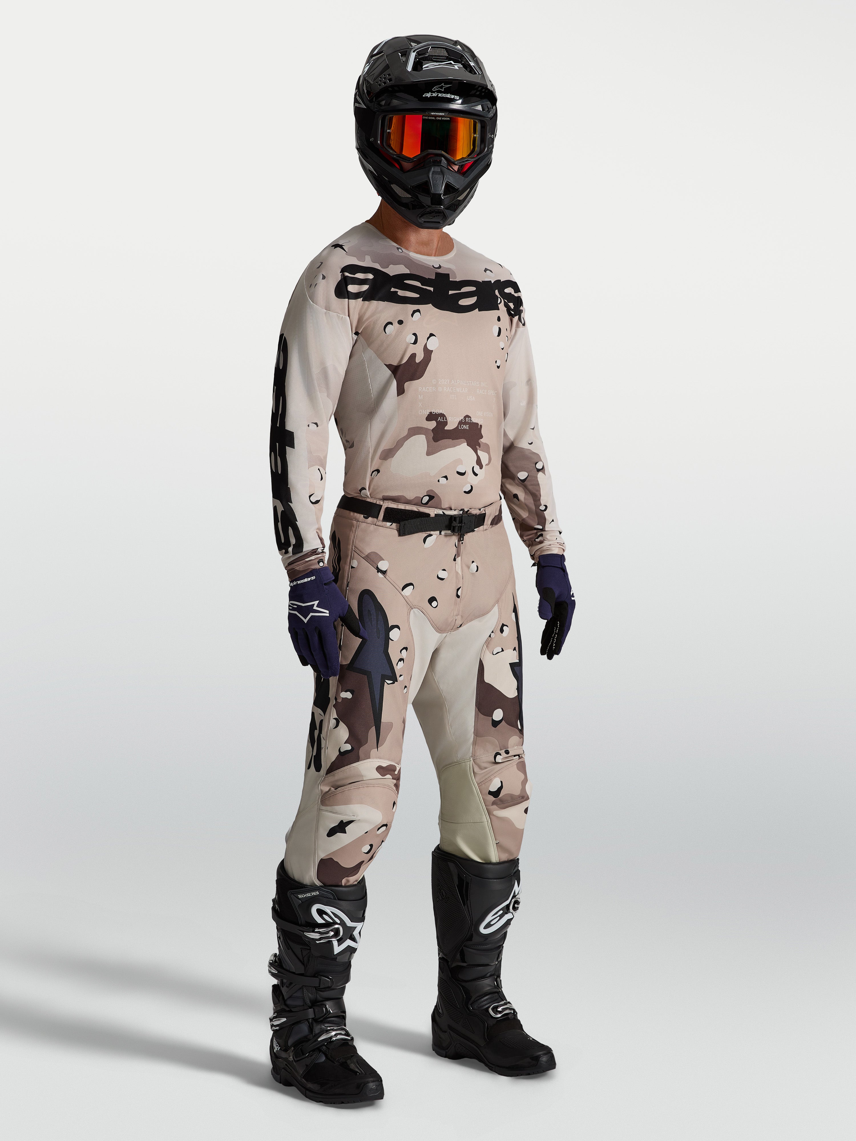 Alpinestars Racer Lone Gear Set, sandfarvet og brun camouflage trøje og bukser med sorte motorcykelstøvler til motocross