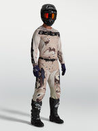 Alpinestars Racer Lone Bukser, motocrossbukser til herrer i desert camo og sort, slidstærkt stof til off-road kørsel.