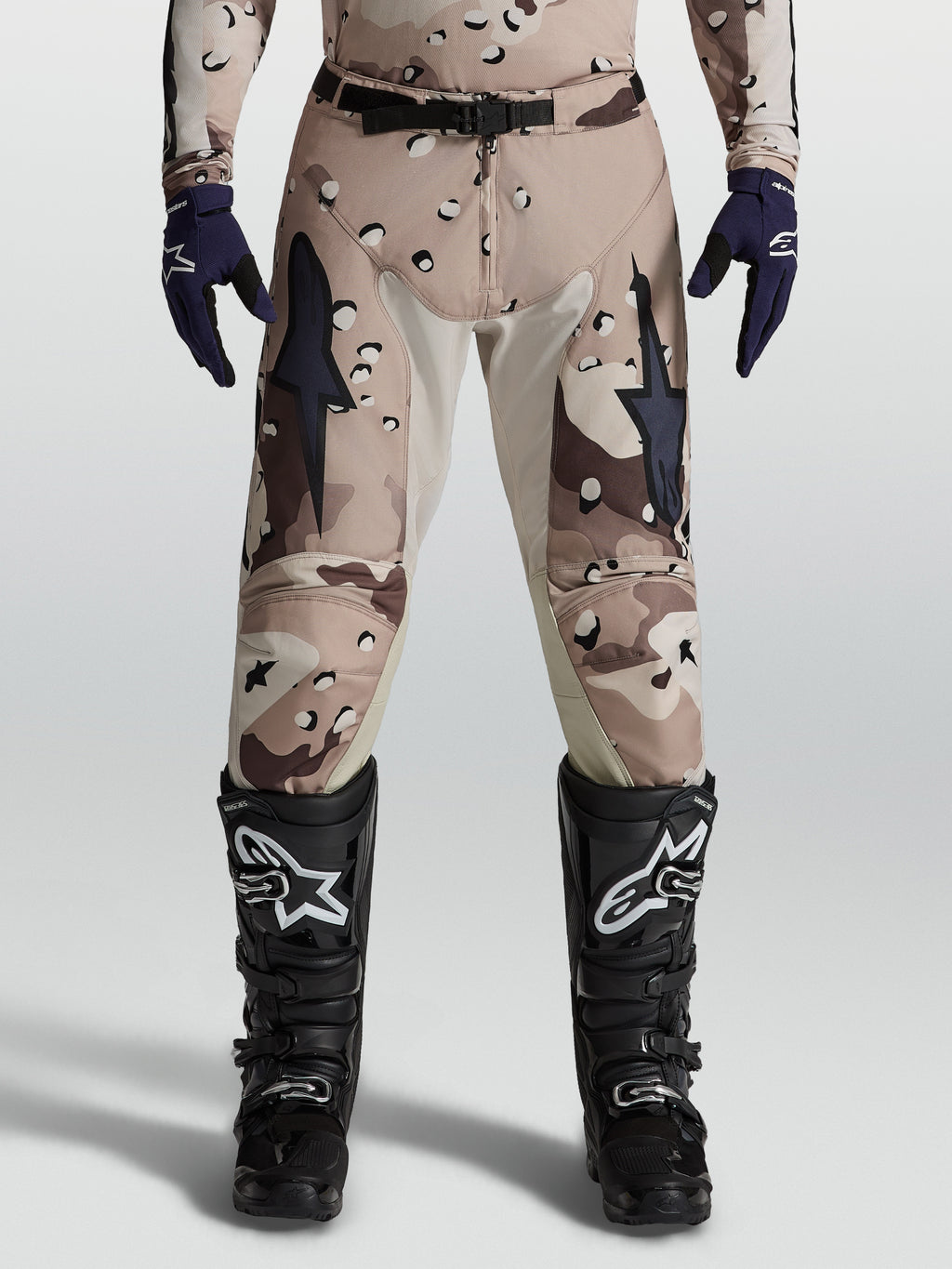Alpinestars Racer Lone bukser, herre-motocrossbukser i ørkencamouflage og sort, 600D polyfabric med knæpaneler i gedelæder.