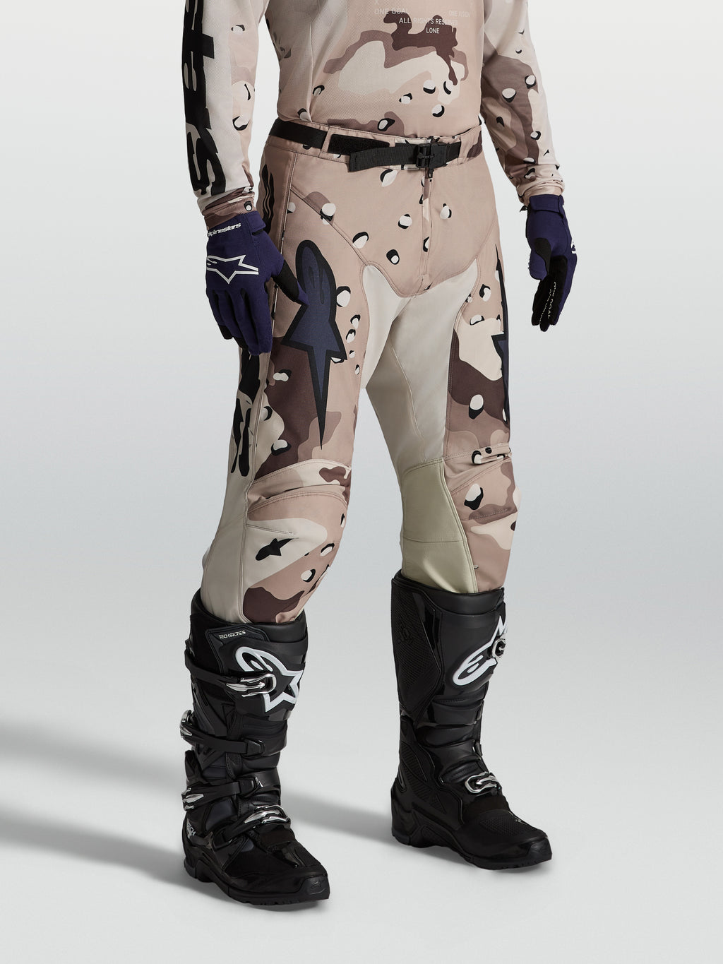 Alpinestars Racer Lone bukser, motocrossbukser til mænd i beige og brun Desert Camo, slidstærkt 600D polyfabric med indvendige knæpaneler i læder
