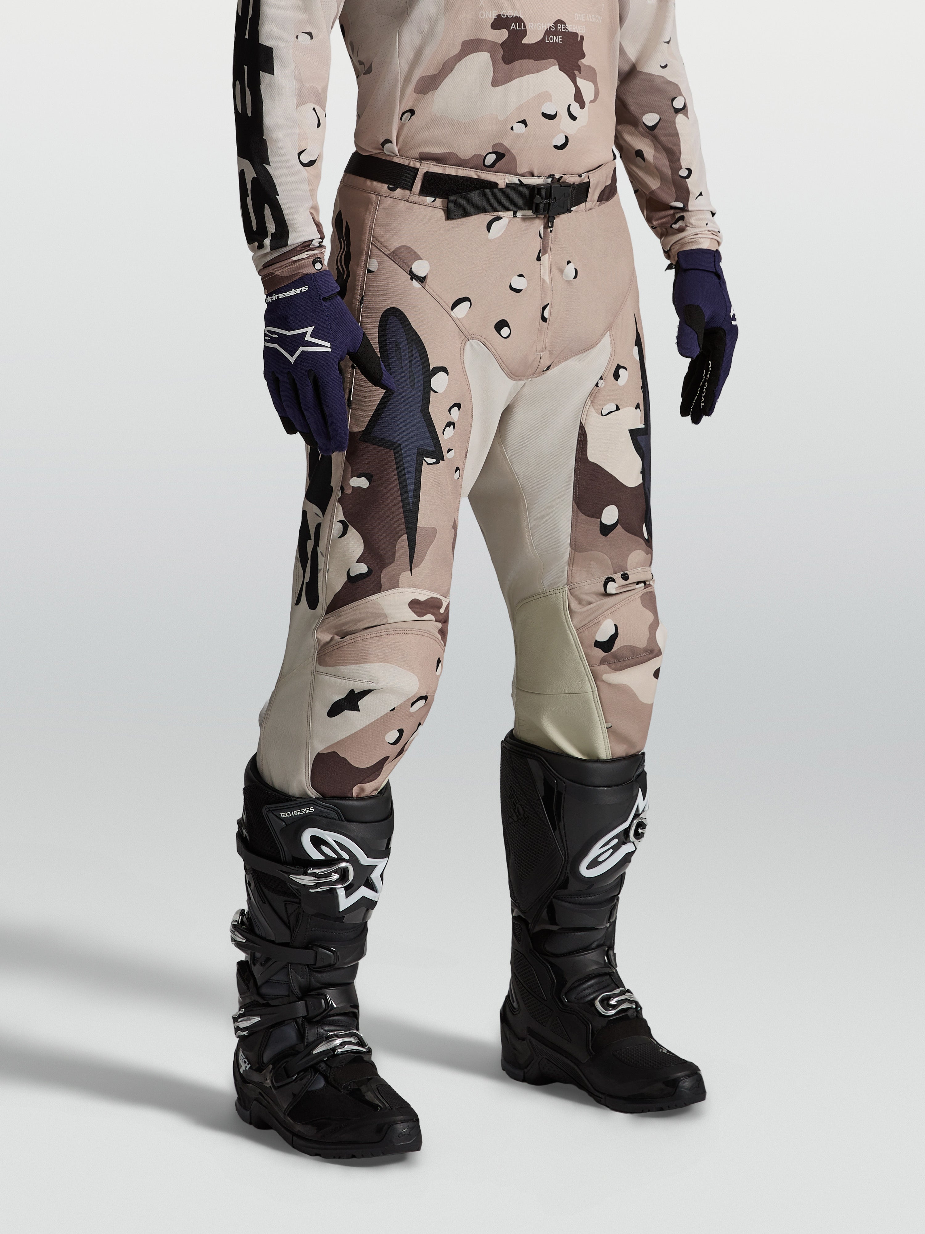 Alpinestars Racer Lone bukser, motocrossbukser til mænd i beige og brun Desert Camo, slidstærkt 600D polyfabric med indvendige knæpaneler i læder