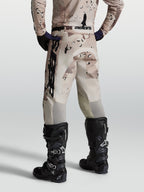 Alpinestars Racer Lone bukser, herre-motocrossbukser i beige desert camo, slidstærkt polyfabric med strækpaneler, set bagfra.