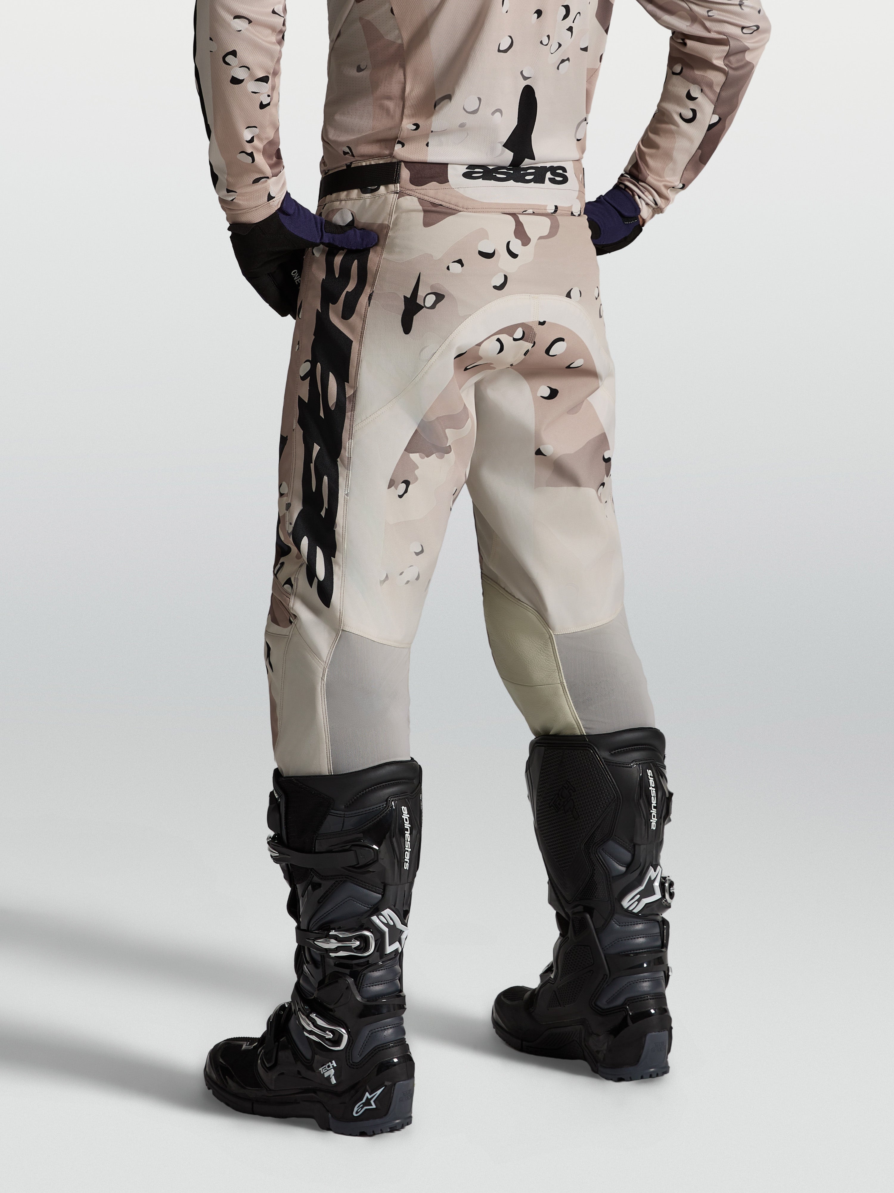 Alpinestars Racer Lone bukser, herre-motocrossbukser i beige desert camo, slidstærkt polyfabric med strækpaneler, set bagfra.