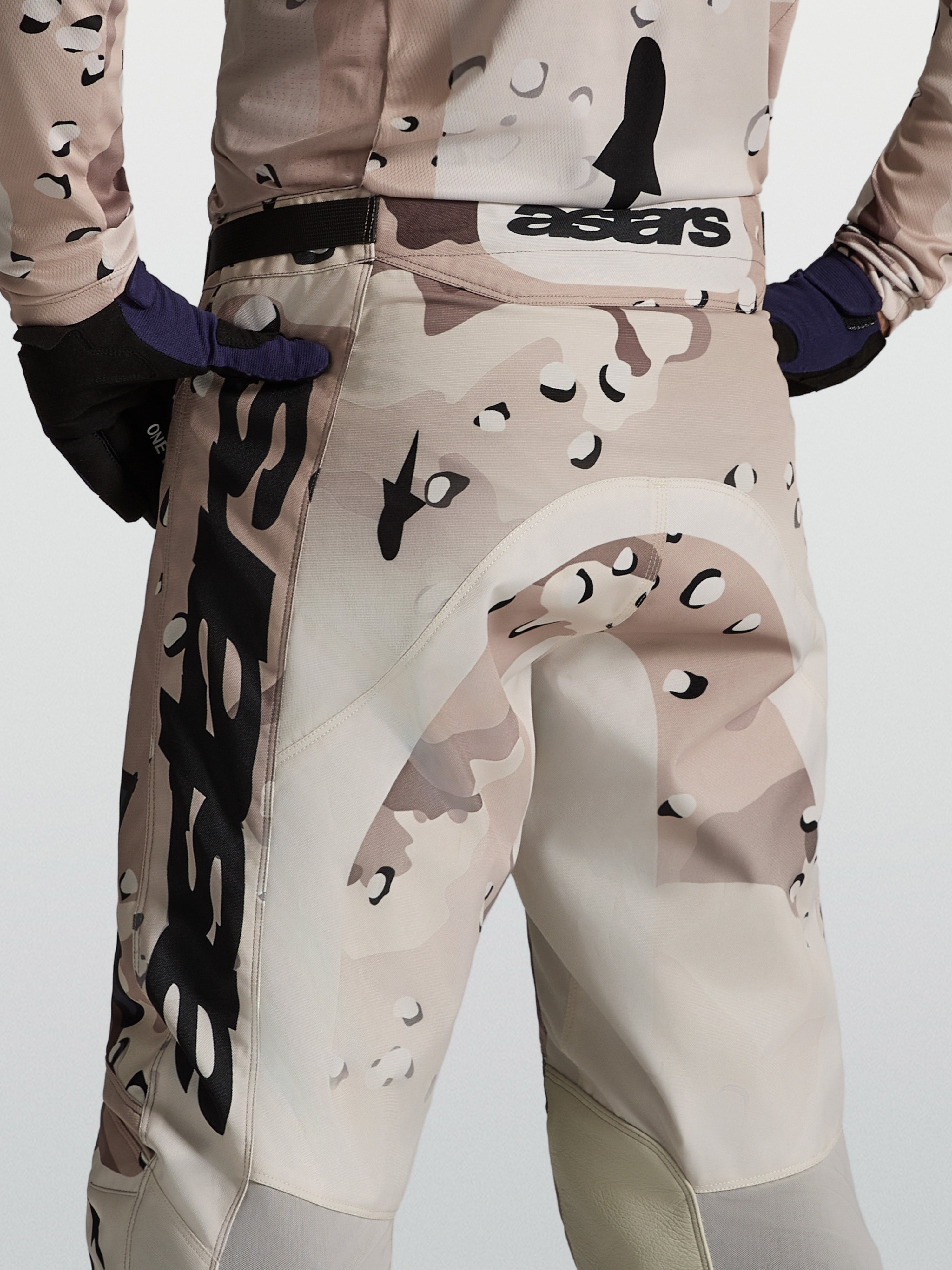 Alpinestars Racer Lone Bukser, herre-motocrossbukser i ørken-camouflage og sort, set bagfra på model med performance racerpasform og astars-branding.