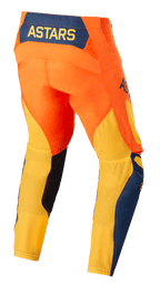 Alpinestars Techstar Factory bukser, motocross bukser, orange, mørkeblå og varm gul, set bagfra med gult ASTARS-logo på et mørkeblåt rygpanel, orange hoveddel med åndbart gult mesh på underbenene og blå detaljer