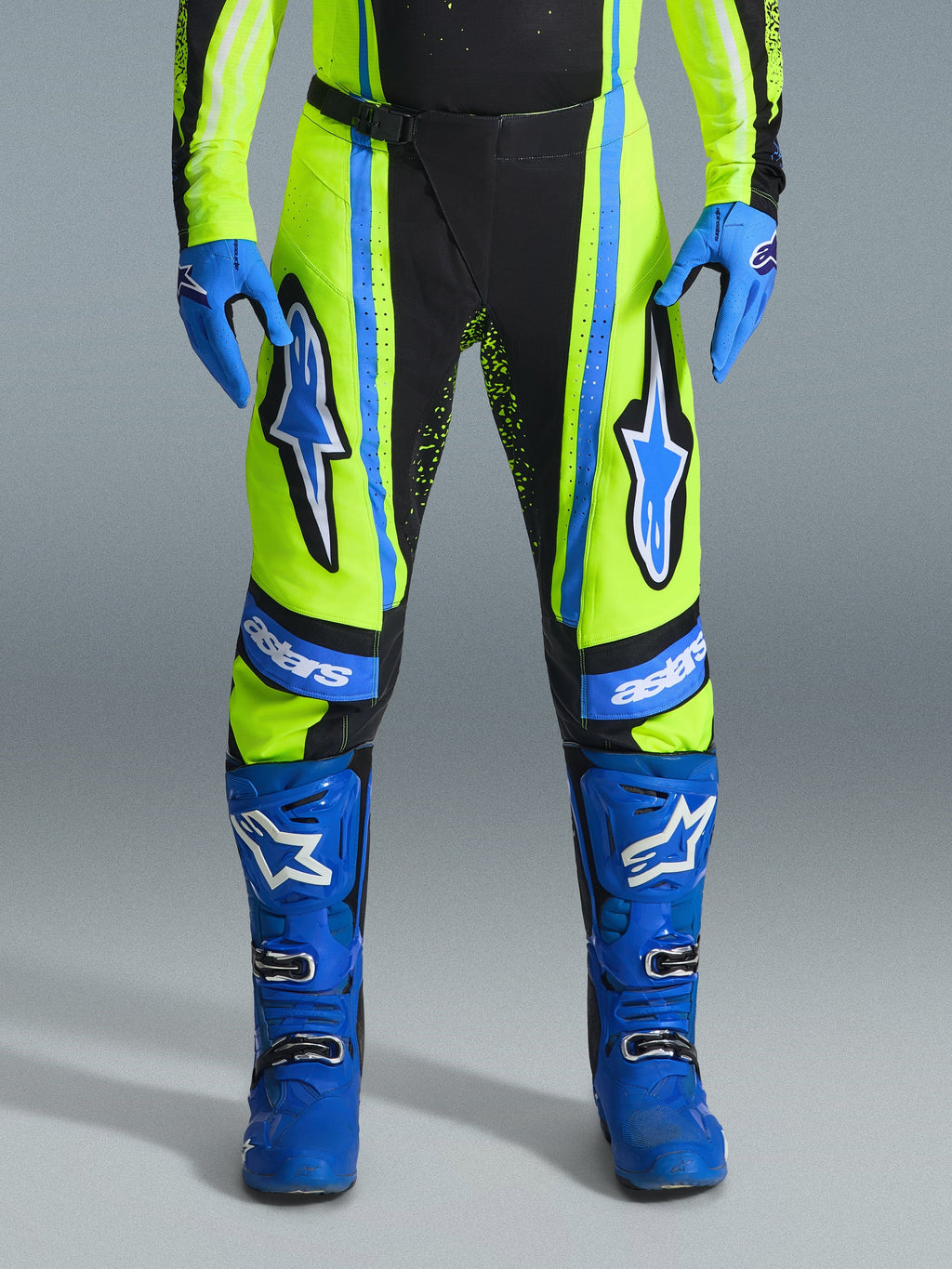 Alpinestars 2026 Techstar Nomur bukser, motocross-bukser, Yellow Fluo og Dark Navy med blå accenter, båret med matchende blå handsker og støvler, med markante Astars-logoer på lårene og et præstationsorienteret design til off-road racing.