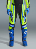 Alpinestars 2026 Techstar Nomur bukser, motocross-bukser, Yellow Fluo og Dark Navy med blå accenter, båret med matchende blå handsker og støvler, med markante Astars-logoer på lårene og et præstationsorienteret design til off-road racing.