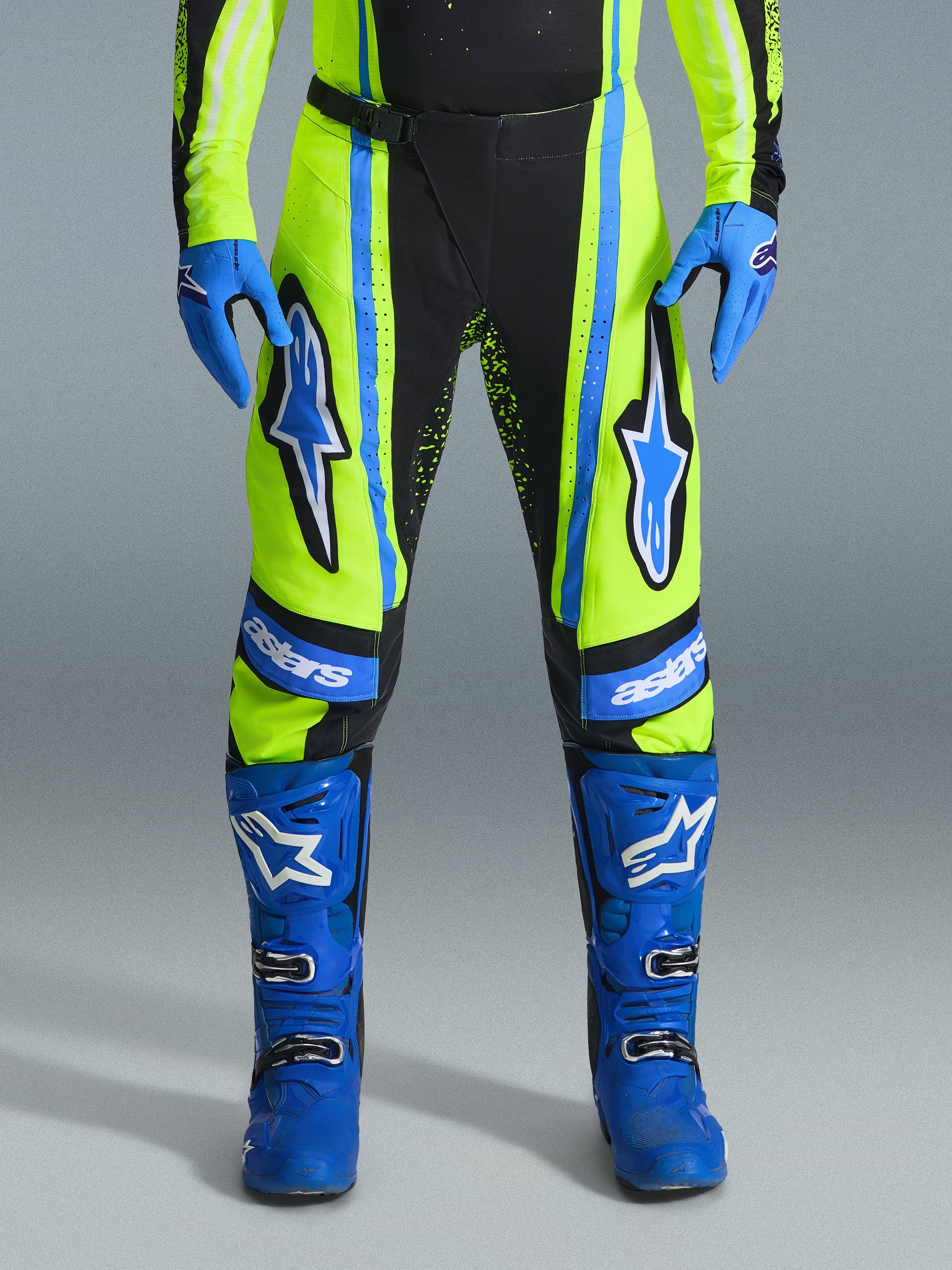 Alpinestars 2026 Techstar Nomur bukser, motocross-bukser, Yellow Fluo og Dark Navy med blå accenter, båret med matchende blå handsker og støvler, med markante Astars-logoer på lårene og et præstationsorienteret design til off-road racing.