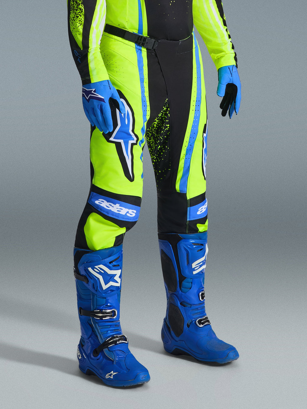 Alpinestars 2026 Techstar Nomur bukser, motocrossbukser, gul fluo, mørkeblå og UCLA Blue, båret med matchende blå støvler og handsker, med markante hvide logoer og forstærkede paneler, professionelt off-road racertøj