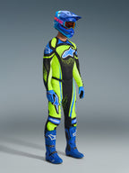 Motocross-rytter i komplet racerudstyr, fluoriserende gul trøje med mørkeblå og blå detaljer, Alpinestars 2026 Techstar Nomur bukser i matchende farver, blå hjelm med goggles, blå og sorte støvler, blå handsker, koordineret outfit til off-road racing