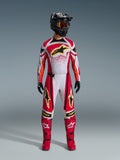 Alpinestars 2026 Techstar Nomur-udstyrssæt, motocross-racerdragt, rød, hvid og sort med gule stjernelogoer, komplet køresæt bestående af hjelm, briller, handsker og støvler, atletisk racerdesign til terrænkørsel