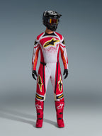 Alpinestars 2026 Techstar Nomur-udstyrssæt, motocross-racerdragt, rød, hvid og sort med gule stjernelogoer, komplet køresæt bestående af hjelm, briller, handsker og støvler, atletisk racerdesign til terrænkørsel