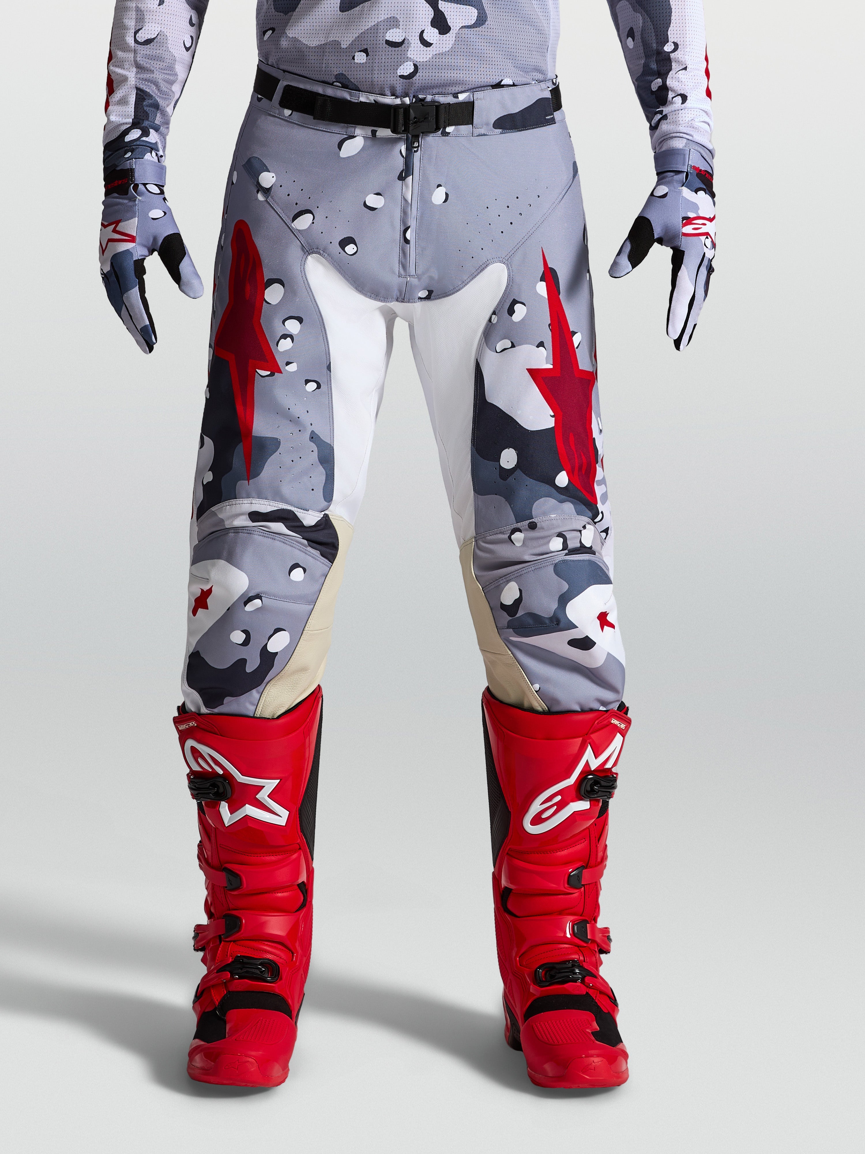 Alpinestars Racer Air Lone bukser, motocrossbukser i grå camo og rød, med perforeret stof og læderforstærkede knæ