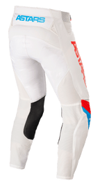 Alpinestars Techstar Quadro bukser, motocrossbukser, Off White, blå og neonrød, set bagfra med lyseblåt 'ASTARS'-logo på linningen, mesh-ventilationspaneler, sort læderforstærkning på indersiden af benet og markant rød branding på siden.