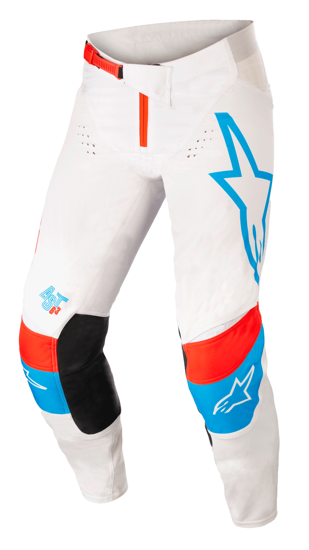 Alpinestars Techstar Quadro bukser, motocross-bukser, råhvid med blå og neonrøde detaljer, stort blåt stjernelogo på venstre ben, AST 63-logo på højre ben, sorte indvendige knæpaneler, rødt taljespænde og perforerede ventilationszoner til off-road kørsel