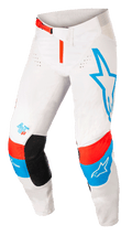 Alpinestars Techstar Quadro bukser, motocross-bukser, råhvid med blå og neonrøde detaljer, stort blåt stjernelogo på venstre ben, AST 63-logo på højre ben, sorte indvendige knæpaneler, rødt taljespænde og perforerede ventilationszoner til off-road kørsel