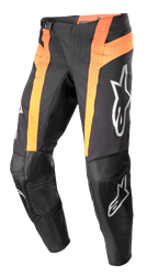 Alpinestars 2023 Techstar Sein bukser, motocross-bukser, sort og Hot Orange, med vertikale orange paneler med perforeret ventilation, forstærkede knæområder i læder, sølvlogoer på lår og skinneben samt et race-fit design.