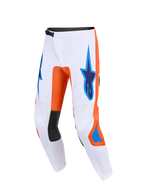 Alpinestars 2026 Fluid Grid bukser, motocross-bukser, hvid med orange og UCLA Blue detaljer, med blå Astars-logoer på lårene, sorte indvendige knæpaneler og et teknisk ergonomisk design til off-road performance.