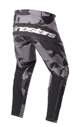 Alpinestars 2023 Racer Tactical bukser, motocrossbukser, Iron Camo grå og sort camouflage, set bagfra med hvidt Alpinestars-logo tværs over bagen, sorte forstærkede paneler og tekniske strækzoner til off-road kørsel.