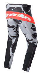 Alpinestars 2023 Racer Tactical bukser, motocross-bukser, Cast Gray Camo og Mars Red, stort rødt vandret bånd med hvidt Alpinestars-logo bagpå, camouflagemønster med sorte paneler, sporty design til dirt bike racing