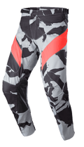 Alpinestars 2023 Racer Tactical bukser, motocross- og off-road-bukser, Cast Gray Camo og sort mønster med diagonale Mars Red accenter, læderforstærkede paneler på indersiden af benene, skraldelukning i taljen, ergonomisk forudbøjet design til off-road kørsel